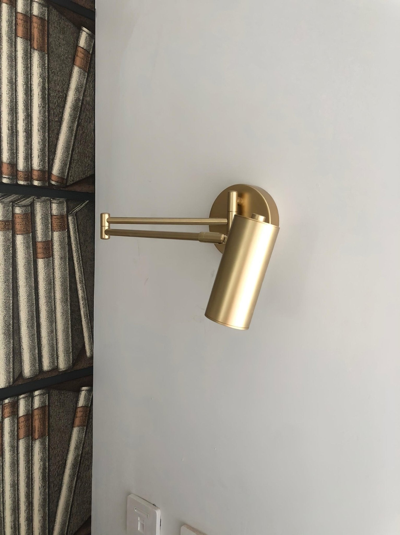Justerbar svingarm vägglampa