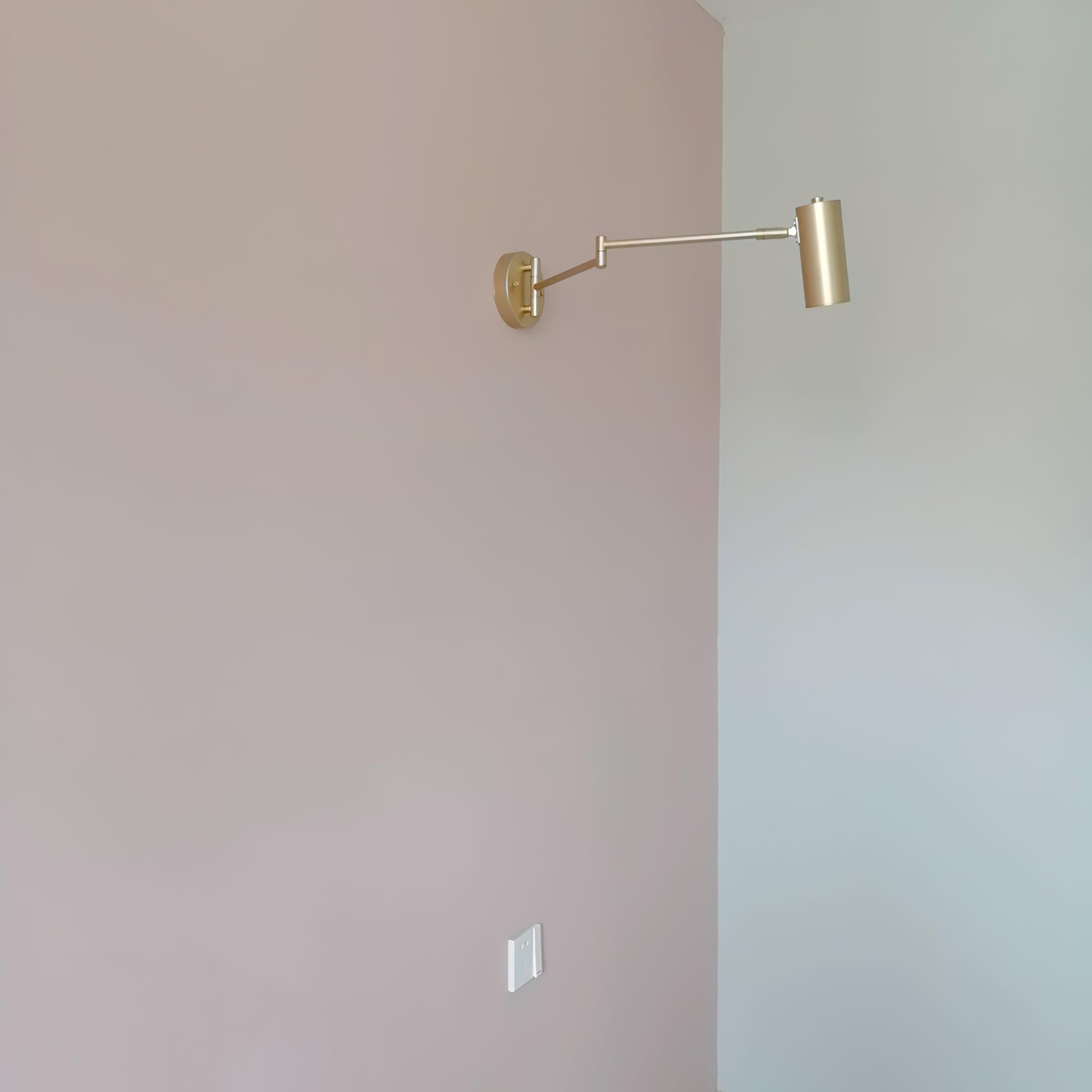 Justerbar svingarm vägglampa