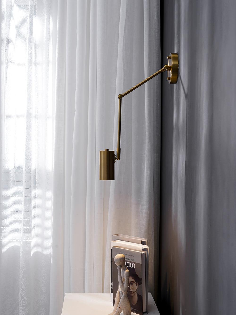 Justerbar svingarm vägglampa