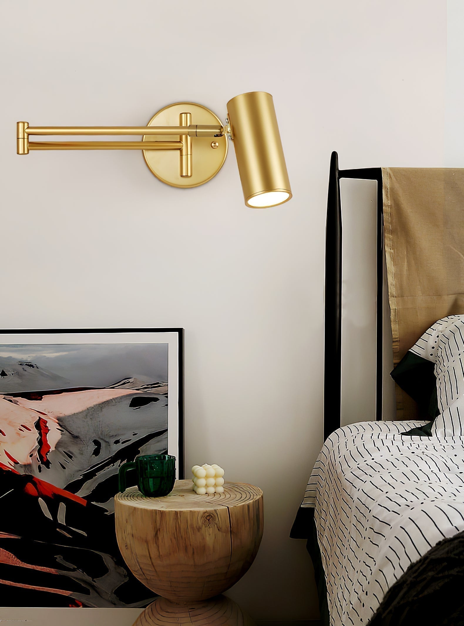 Justerbar svingarm vägglampa