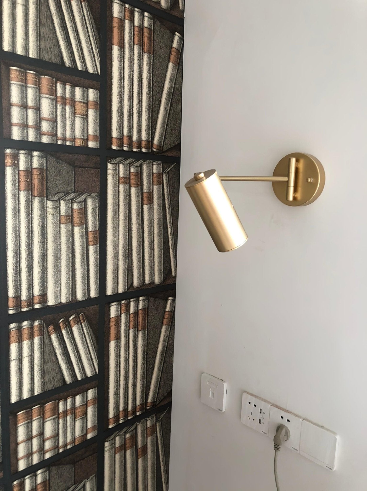 Justerbar svingarm vägglampa