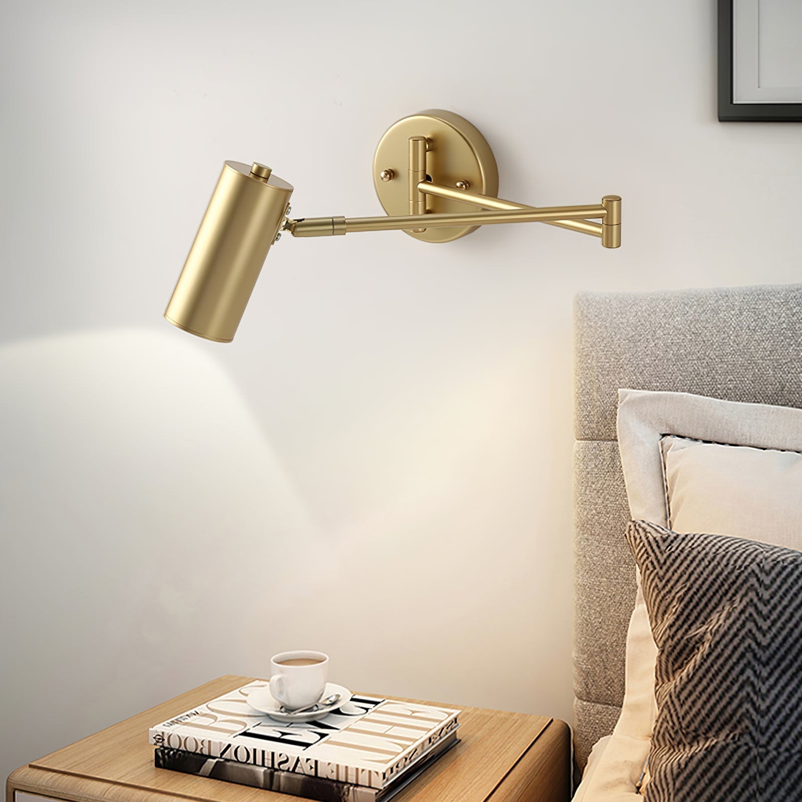 Justerbar svingarm vägglampa
