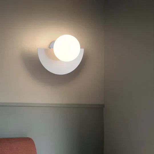 MoonGlow - Modern halvmåne vägglampa för stilrent interiör