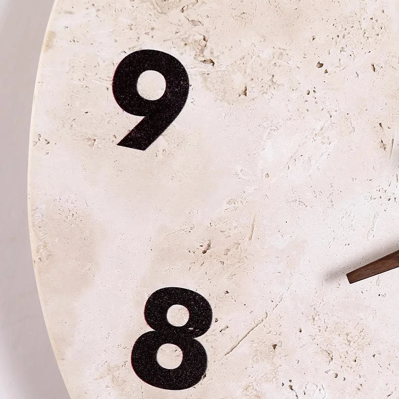 Carvallo – Klassisk runt väggur med snygga siffror och tyst kvartsmekanism