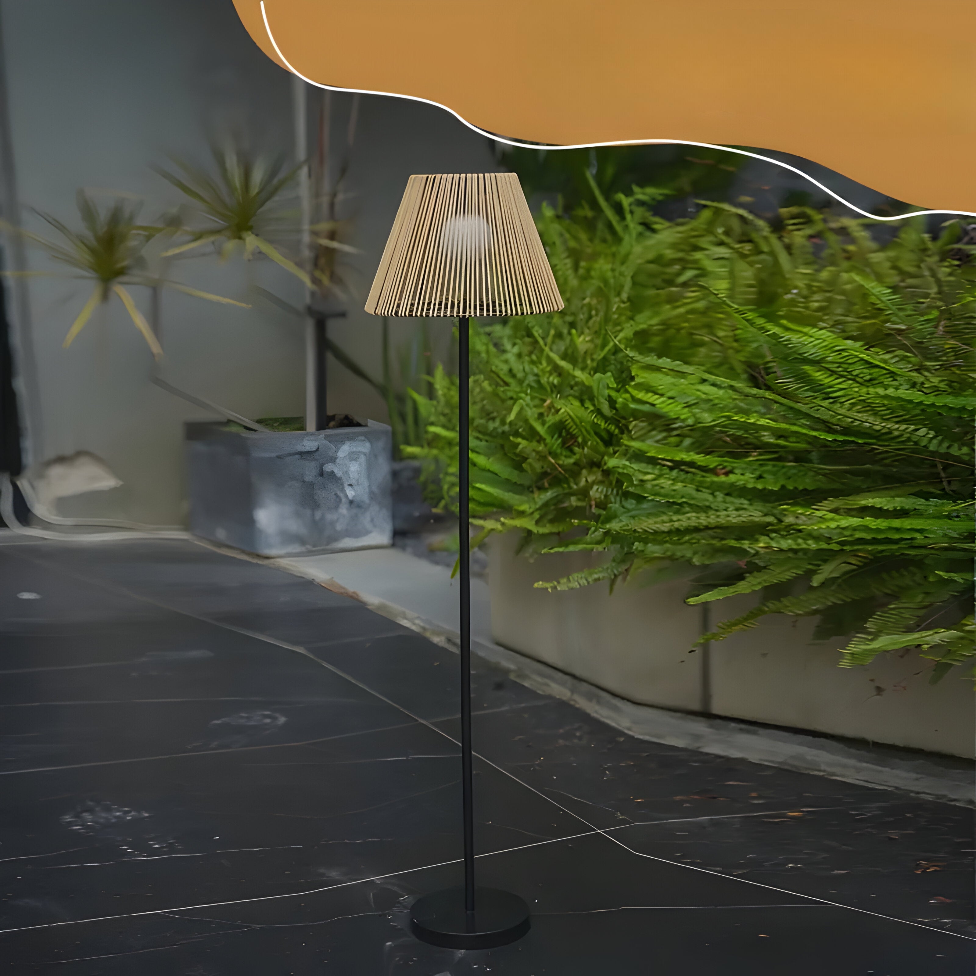 AmberReed Light – Solarpowered LED golvlampa för utomhusbruk