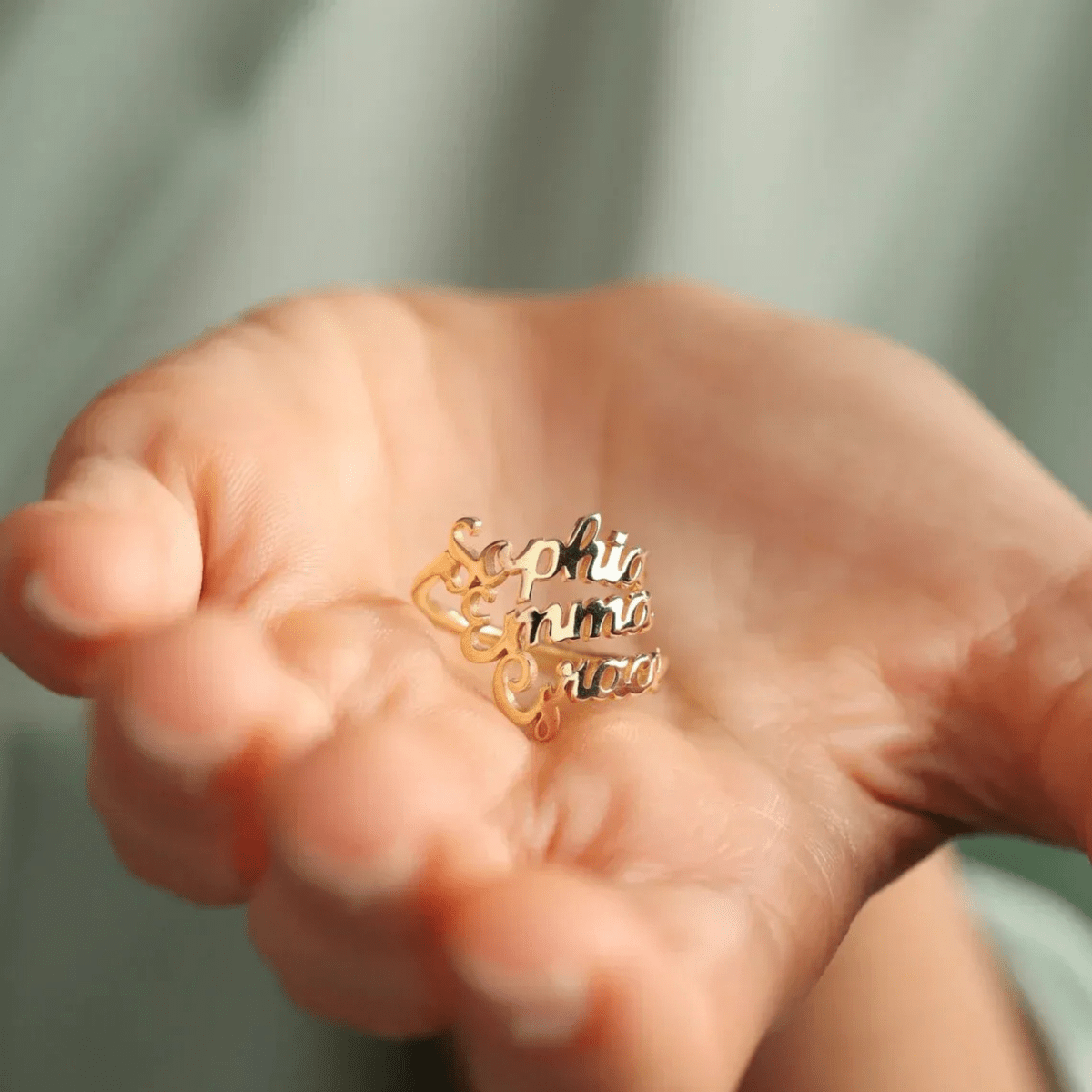 AURELION – Justerbar namnrings i guldfärgad rostfritt stål efter mått