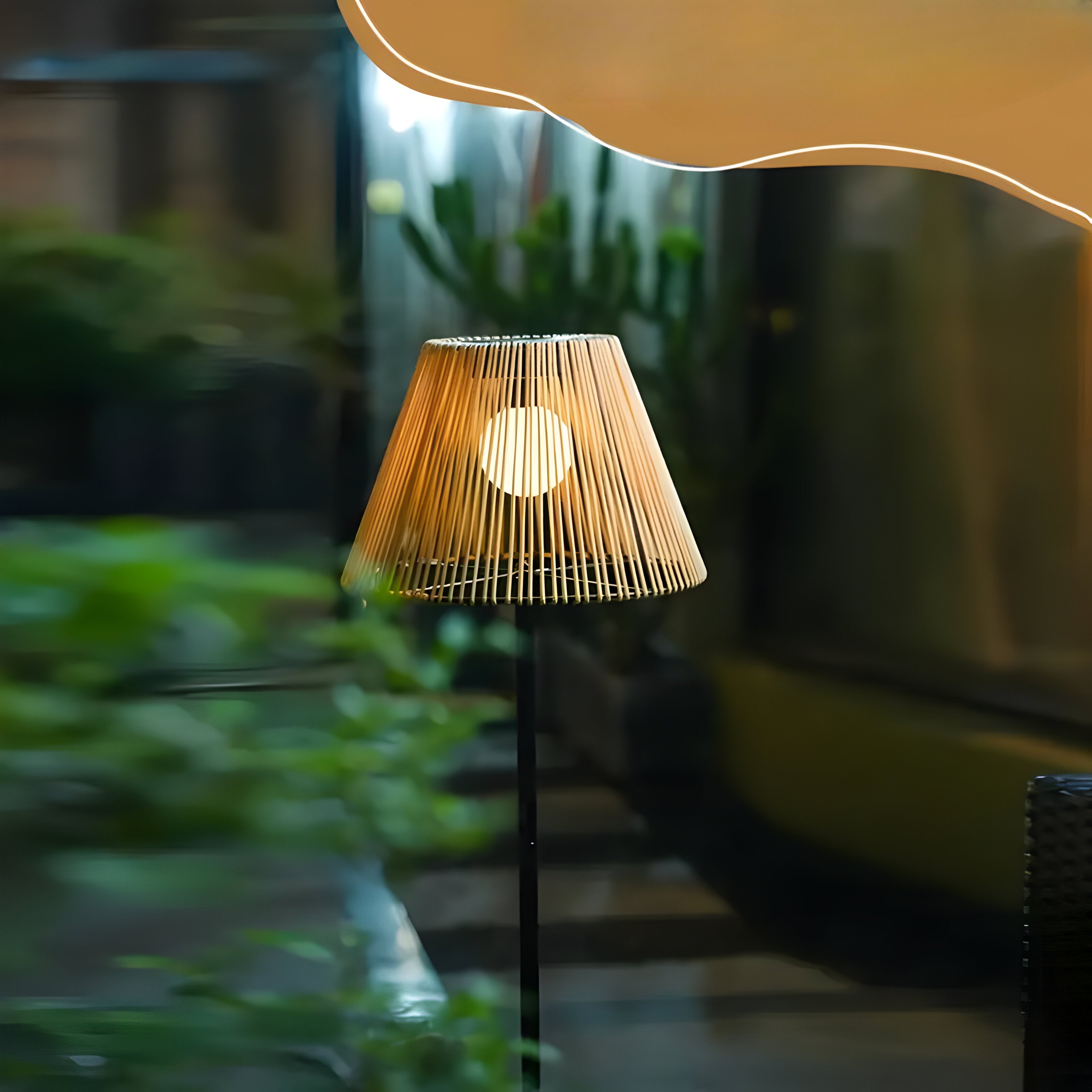 AmberReed Light – Solarpowered LED golvlampa för utomhusbruk