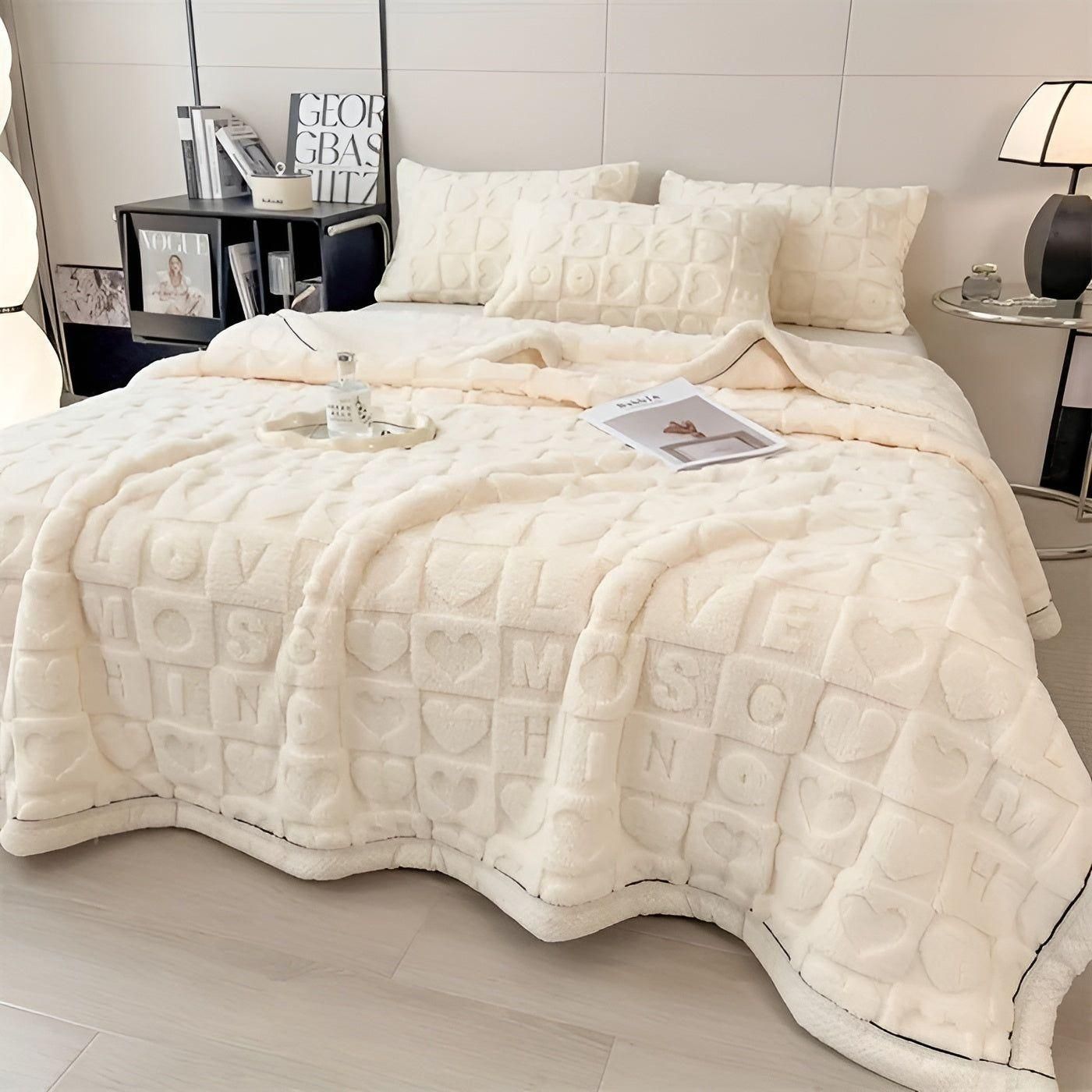 CozyJacquard Blanket - Ultra-mjukt korallfleecefilt med dubbelsidig hjärt- och bokstavsdesign