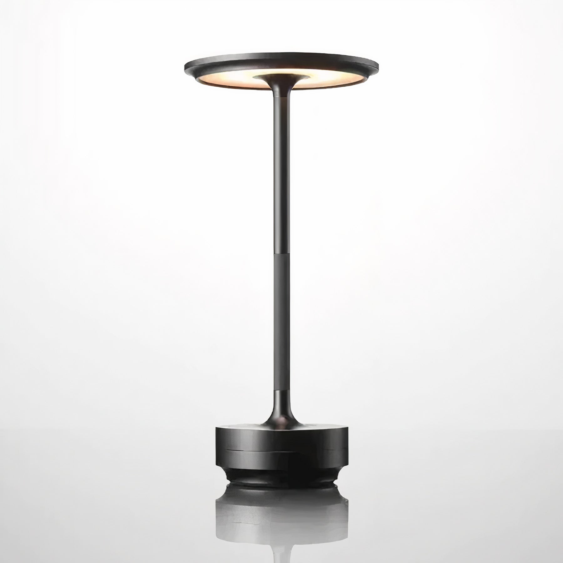 LumenArt - Skapa en atmosfär av elegans med Thomas bordslampa från LumenArt
