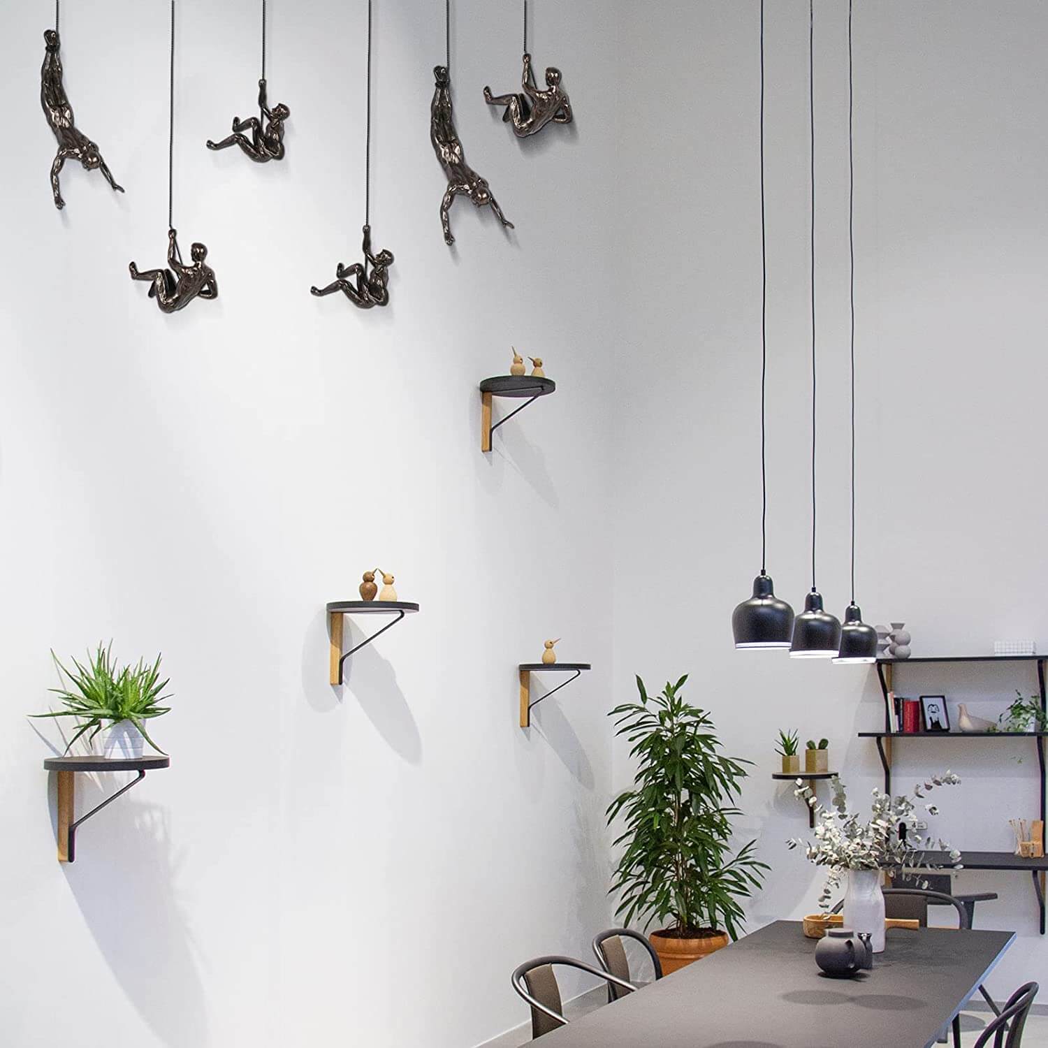 ArtiClimb Väggfigur | Klättrande skulptur i konstharp