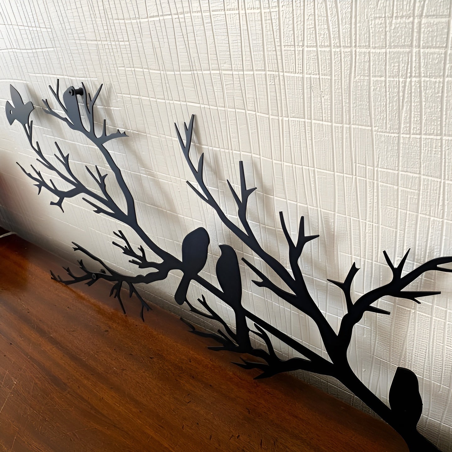 Metallväggdekor med fåglar på gren – Modernt & Klassisk design för hemmet