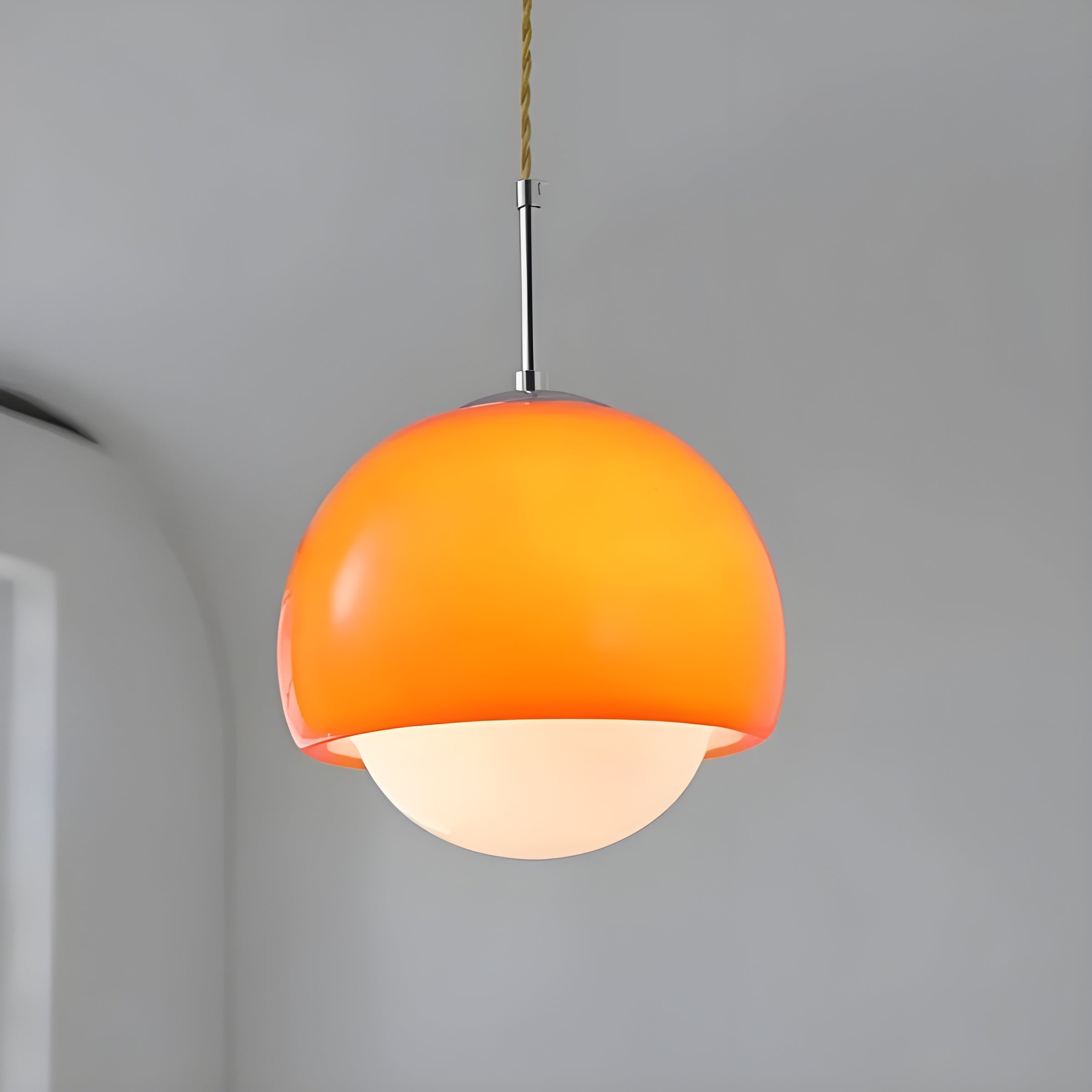 Glas-hänglampa i boll-design – stilfull retro-belysning för vardagsrum