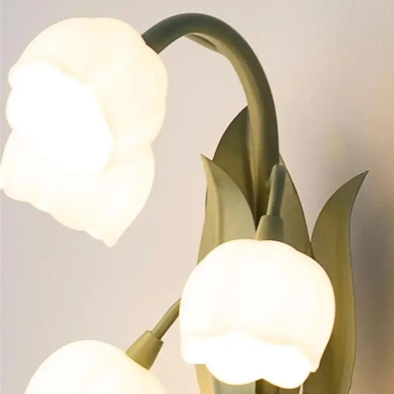 LumeBlossom – LED Bordslampa i Blomform med Skandinavisk Design