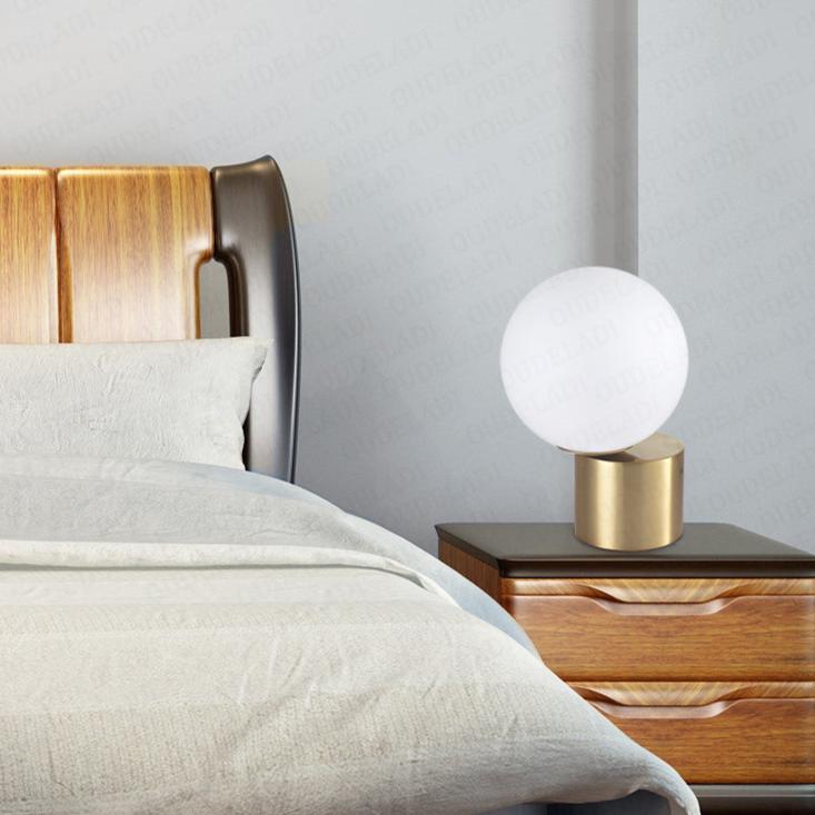 GlassGlow – Glaskula Bordslampa med LED-belysning i Modern Design | Nattlampa