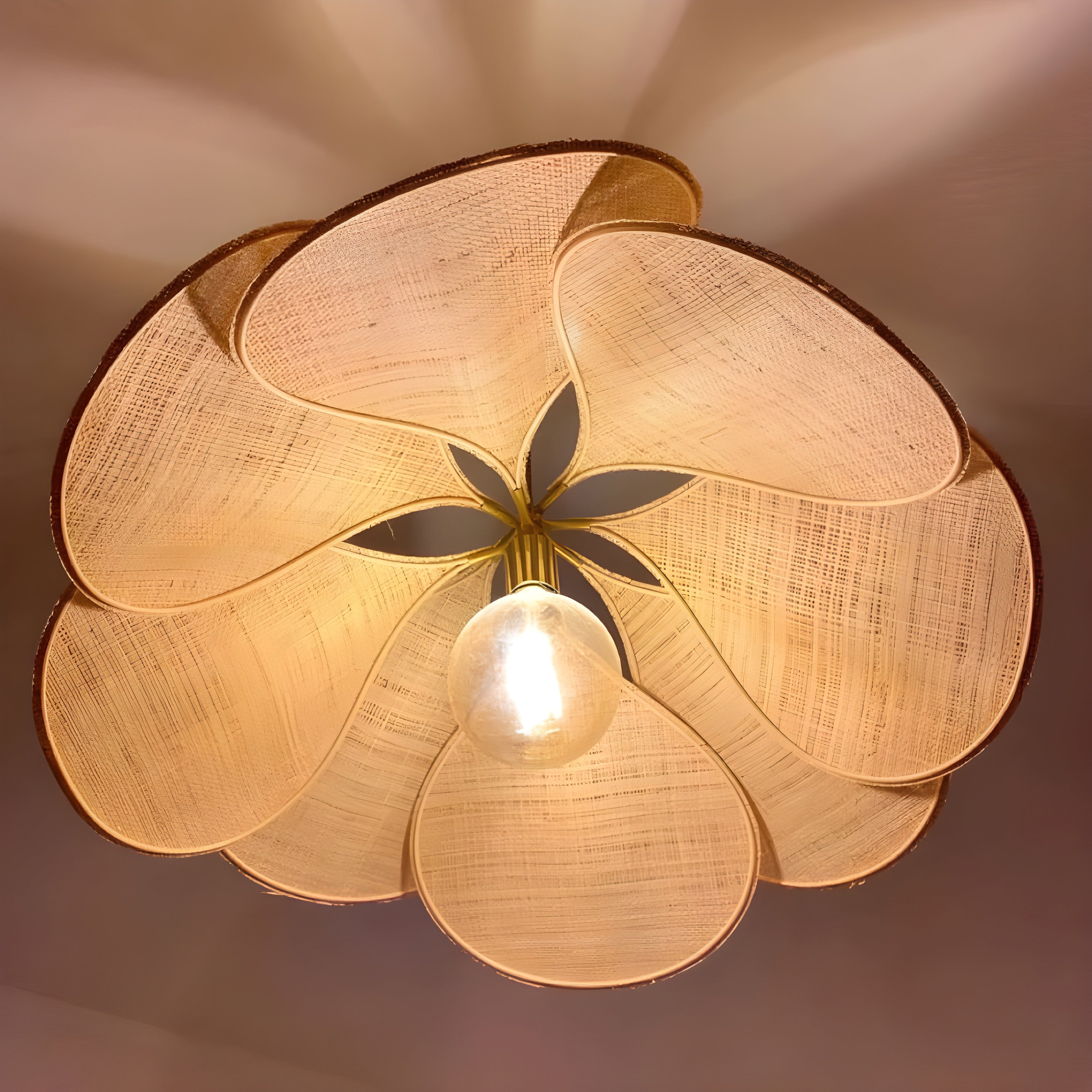 Hänglampa med tygblommor – Modern, dekorativ belysning för vardagsrum