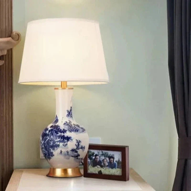LumiChinois - Keramisk Bordslampa i Chinoiserie Stil med Textil Lampskärm