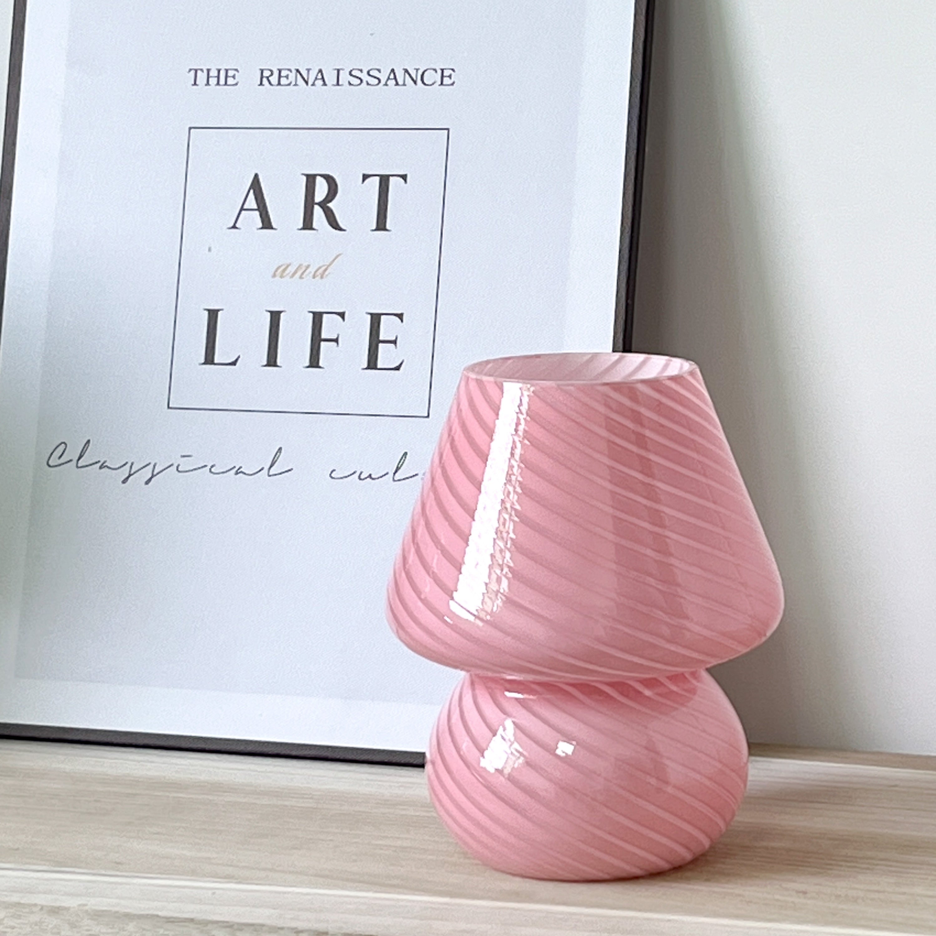 Randig Bordslampa - Atmosfärisk och Tidlös Design