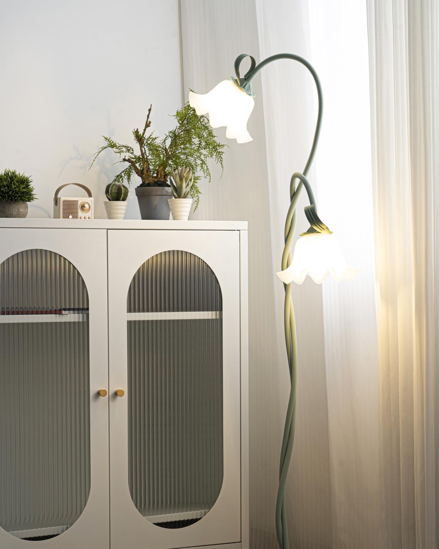 Golvlampa med blommig glaslampa design