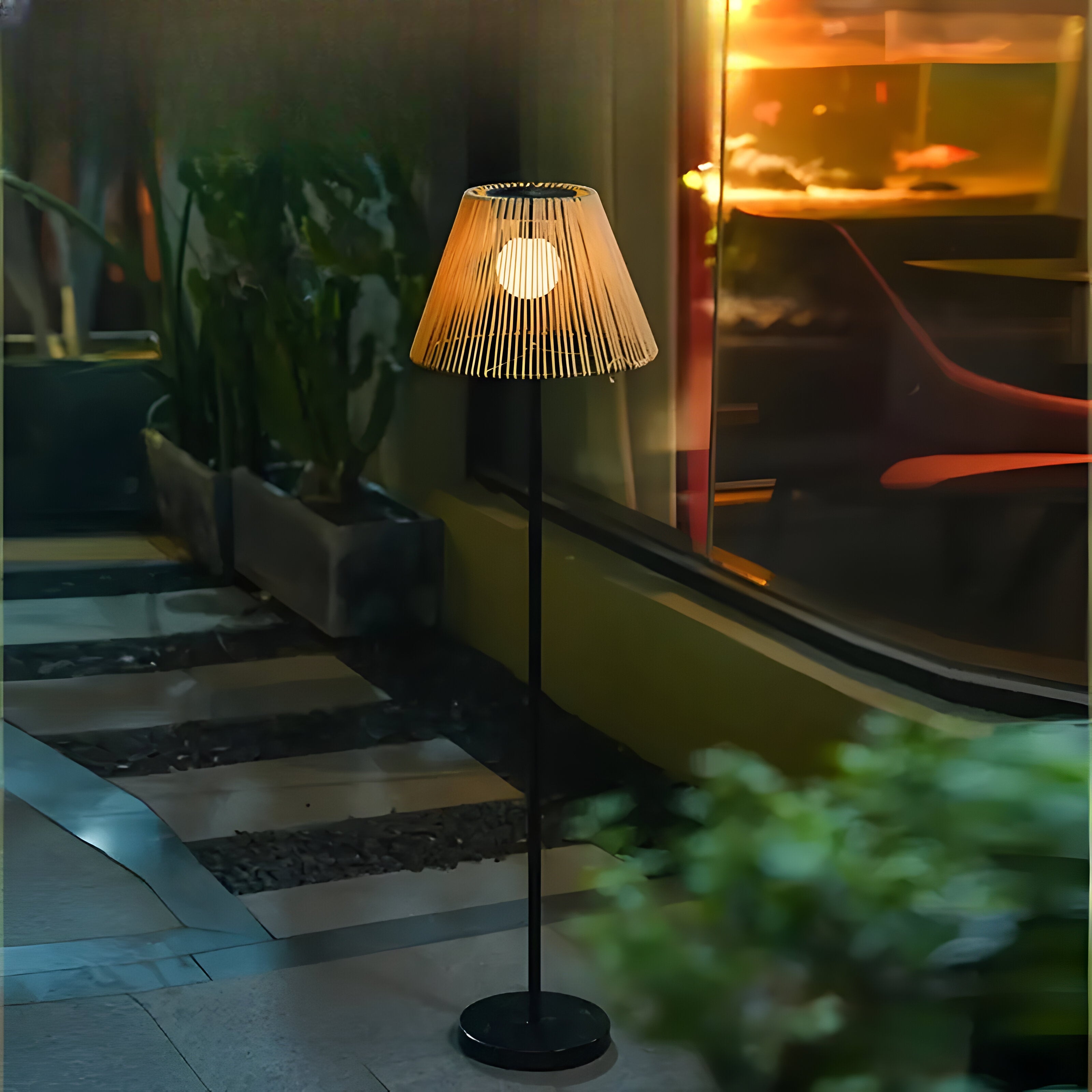 AmberReed Light – Solarpowered LED golvlampa för utomhusbruk