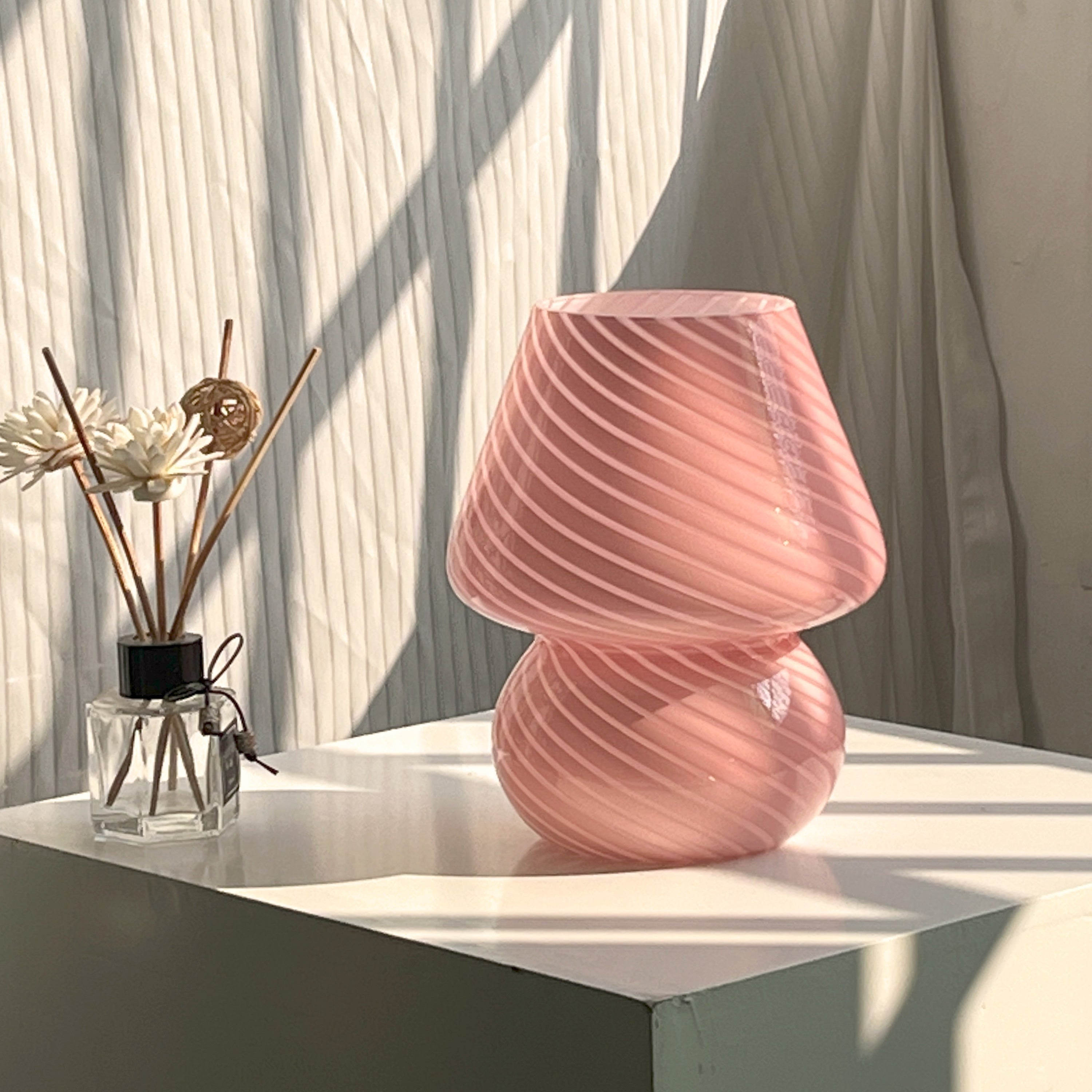 Randig Bordslampa - Atmosfärisk och Tidlös Design