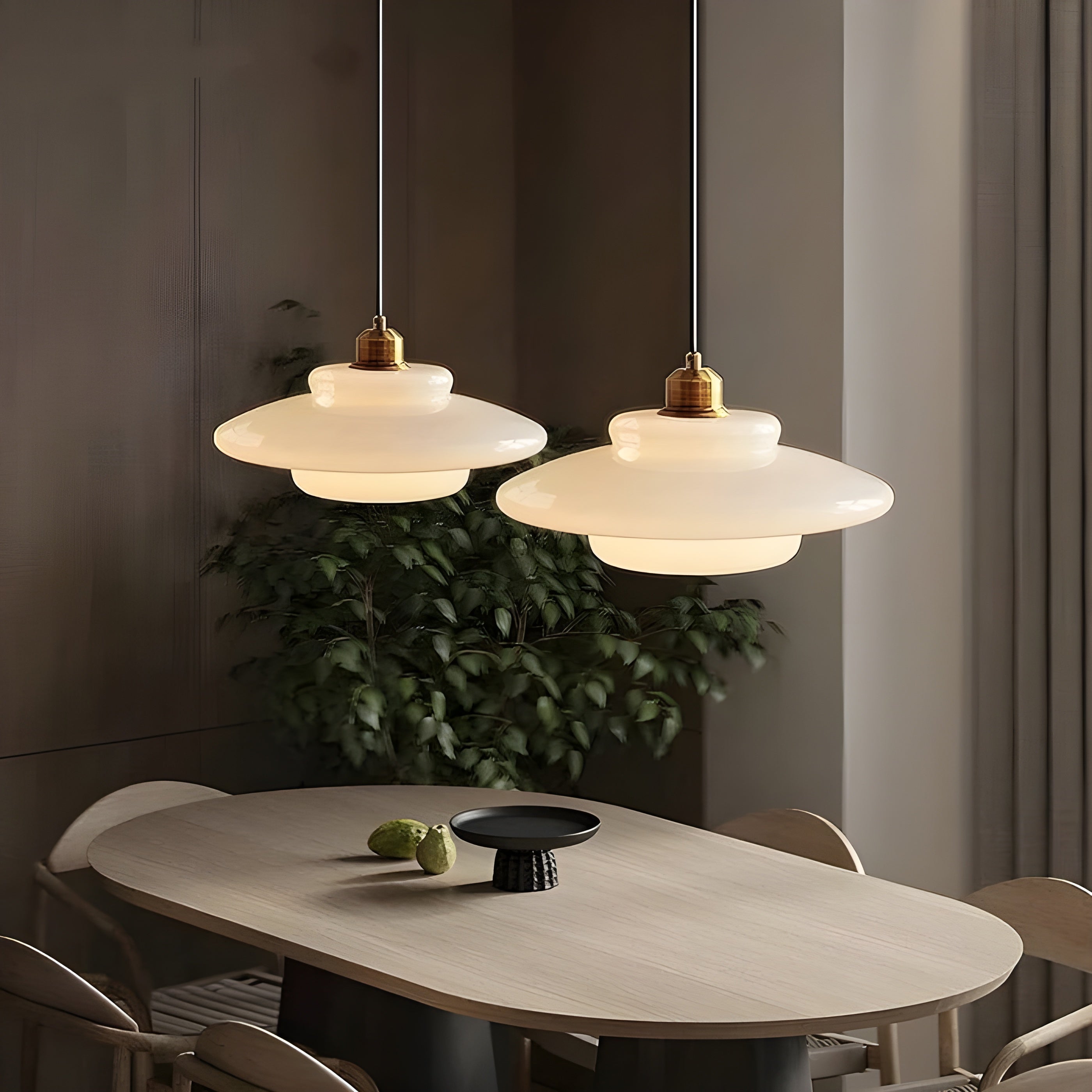 AuraBeam Light – Minimalistisk elfenbensfärgad LED-hänglampa i glas