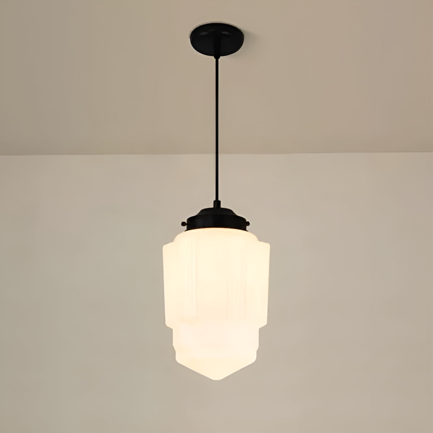 Hängelampa i opalglas – Vintage design med geometrisk glas