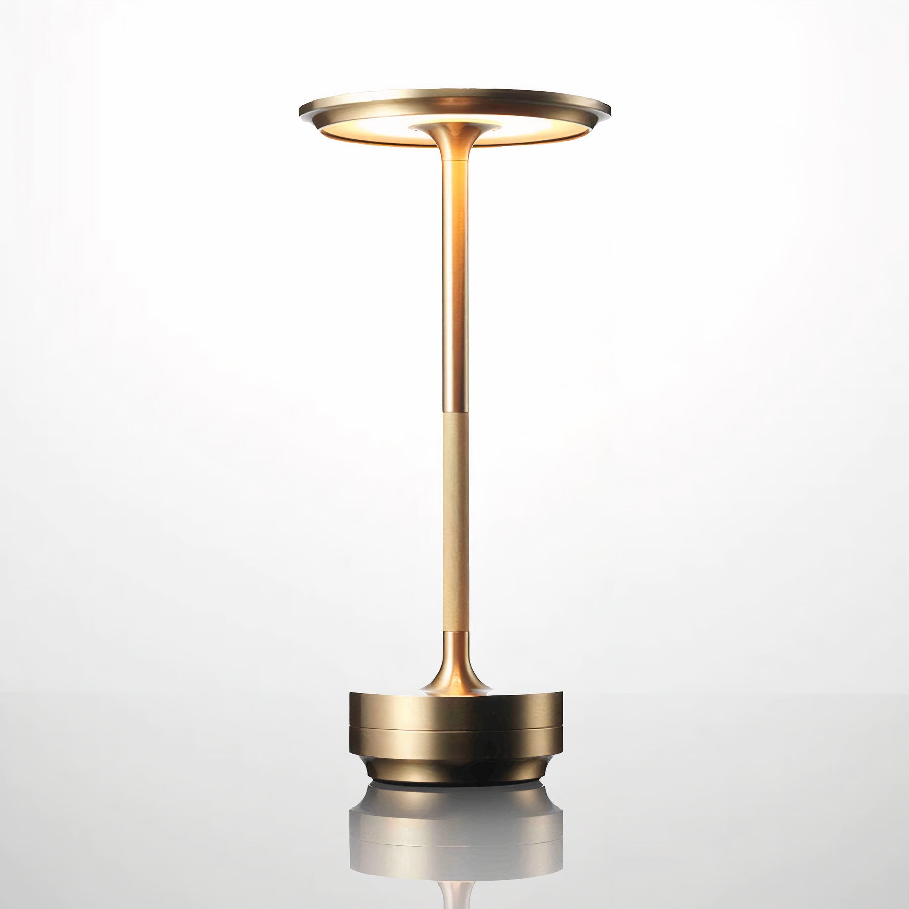 LumenArt - Skapa en atmosfär av elegans med Thomas bordslampa från LumenArt