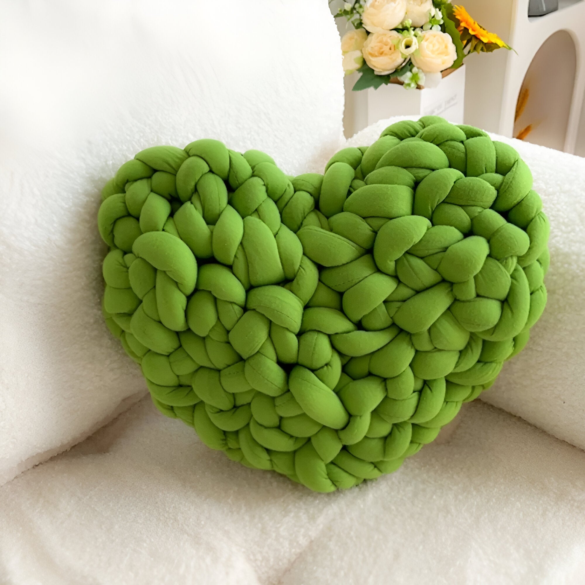 Handvävd kärlekshjärta kastkudde i mysig bomullsblandning