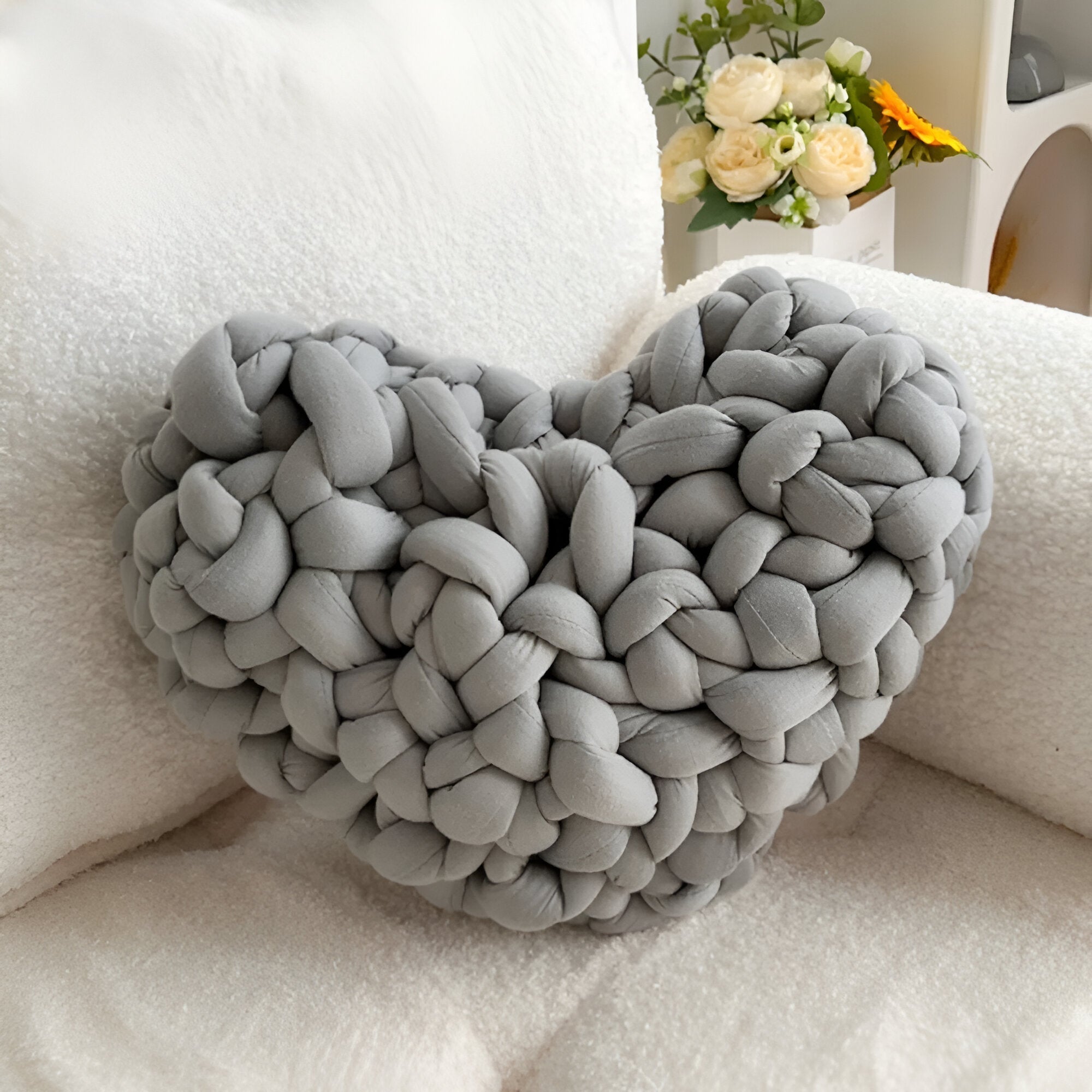 Handvävd kärlekshjärta kastkudde i mysig bomullsblandning