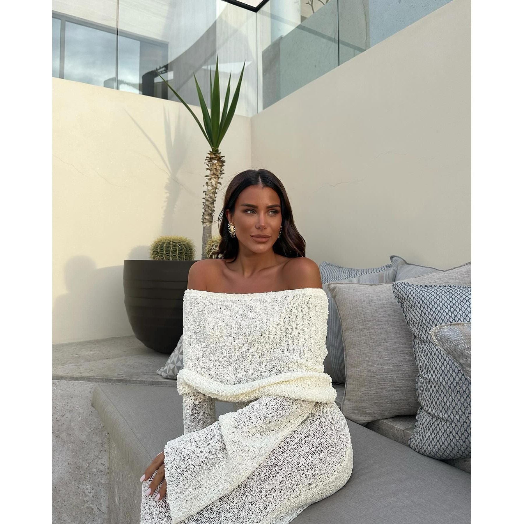 Anika Dress - Elegant bodycon knit dress with off-shoulder design