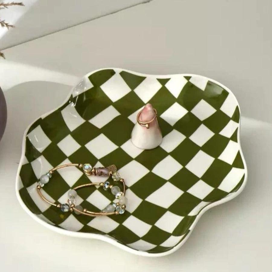 NinonCloud – Rutigt skål i form av ett moln med en lekfull form och iögonfallande stil