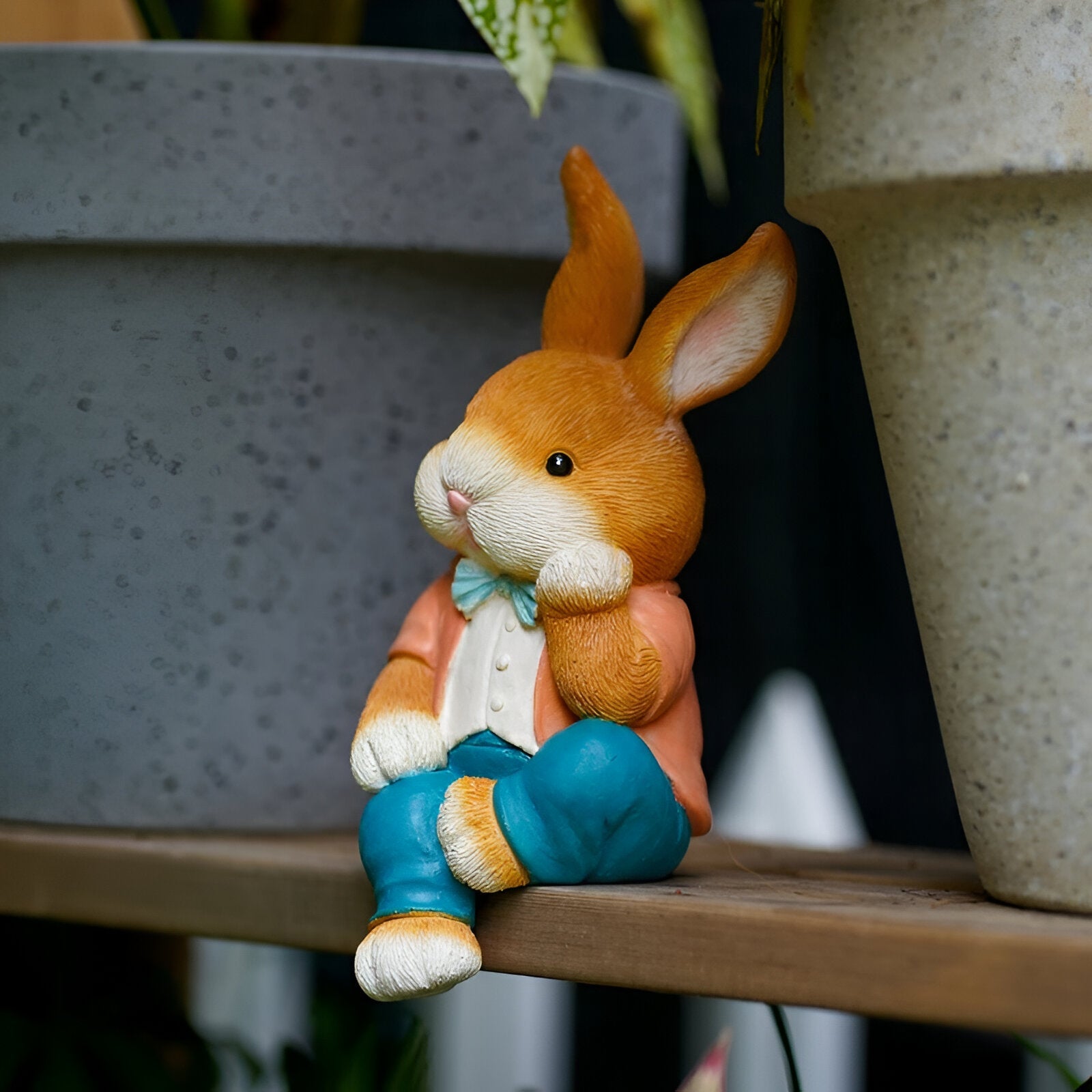 RabbitWhimsy Ornament – Skrivbord sittande tecknad kanin ornament