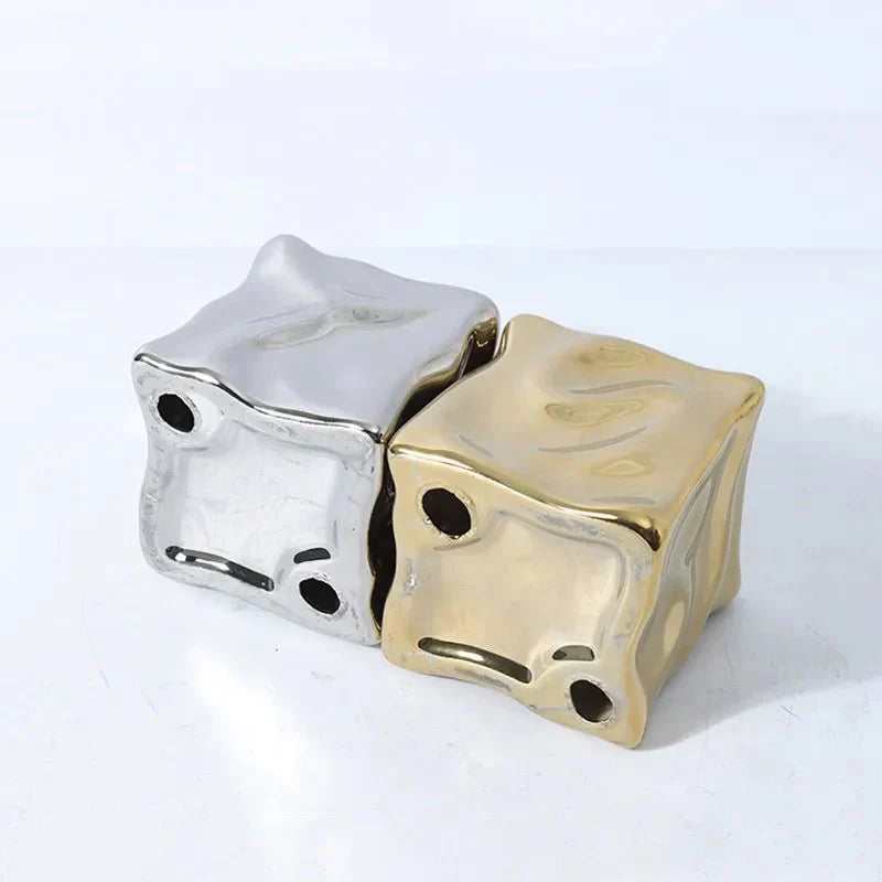 Metallic Färgad Kub Ornament i Modern Keramik Design