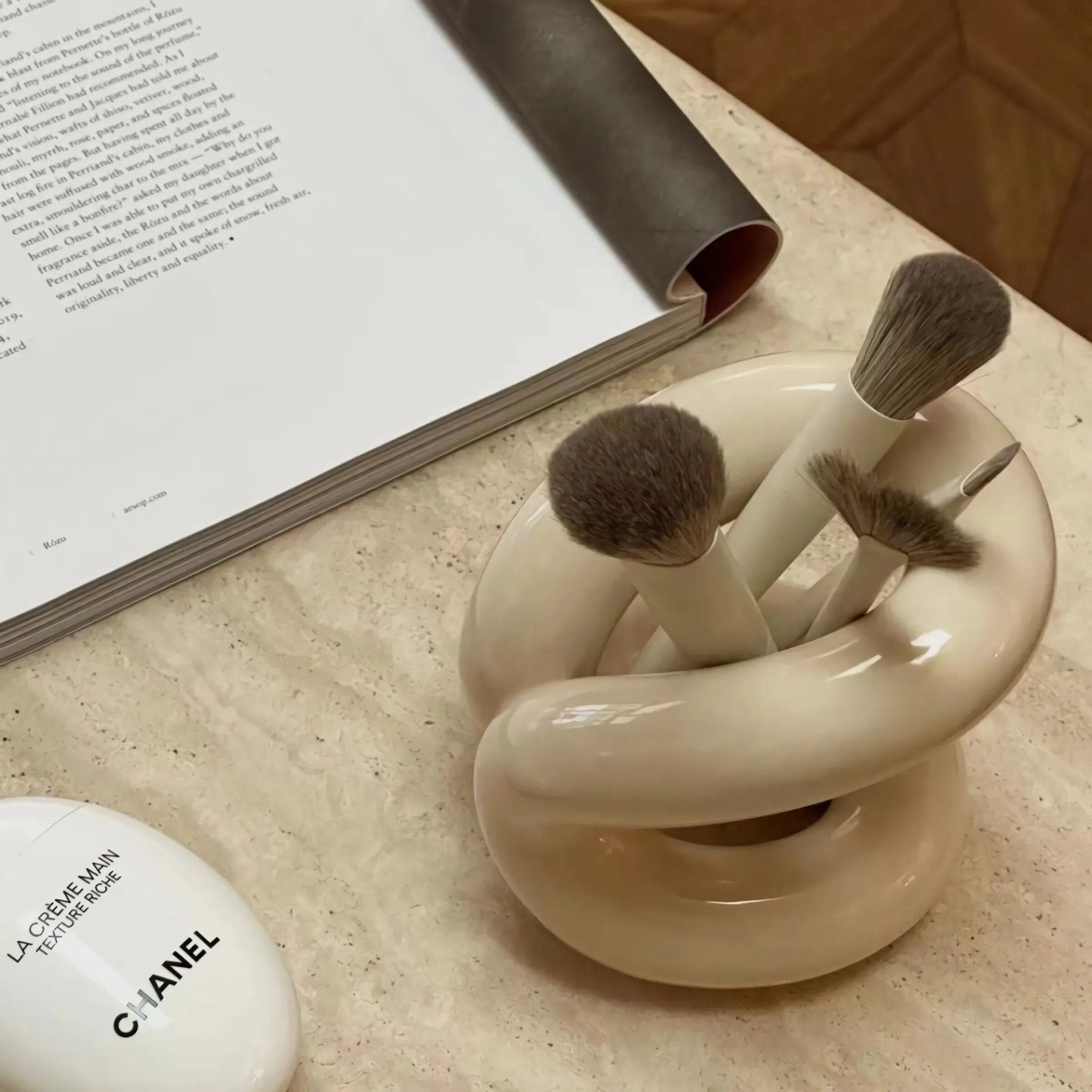 Minimalistisk abstrakt makeupborsthållare i lyxigt keramik