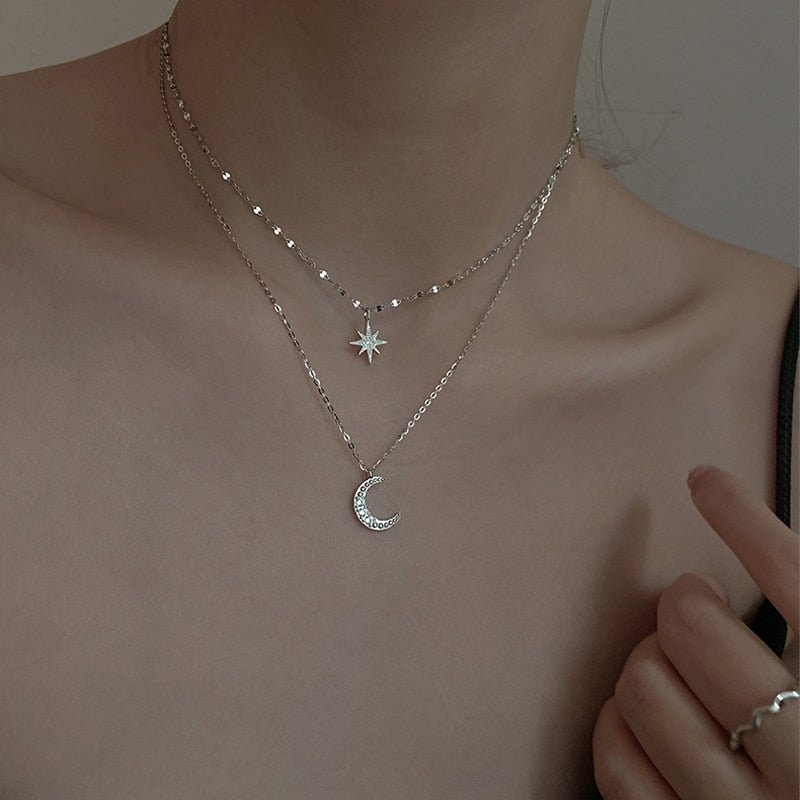 MOONSHINE NECKLACE - Dubbelmåne-halsband för elegans och romantik