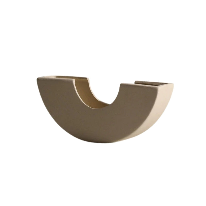 Moderna minimalistiska keramikvaser och ljusstakar för stilren dekoration