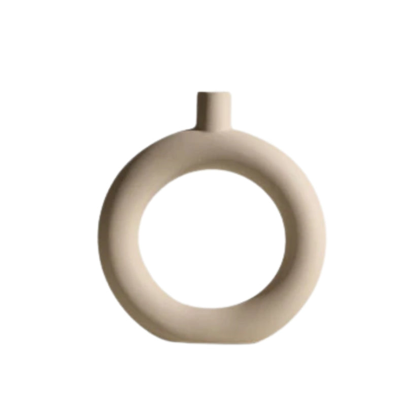 Moderna minimalistiska keramikvaser och ljusstakar för stilren dekoration