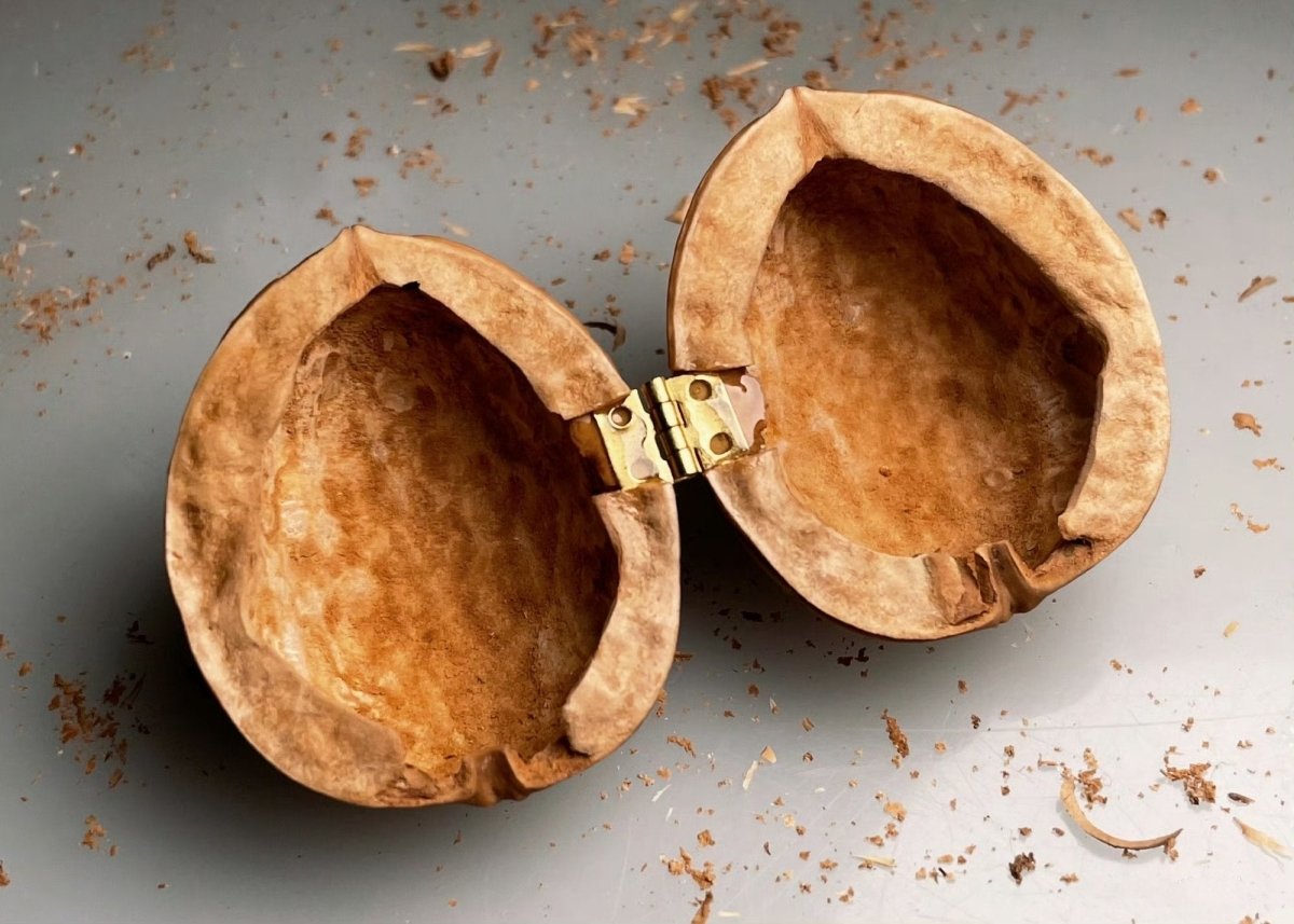 NATUREHAVEN – Handgjord dockhus av valnötskal för unik miniatyrdekoration