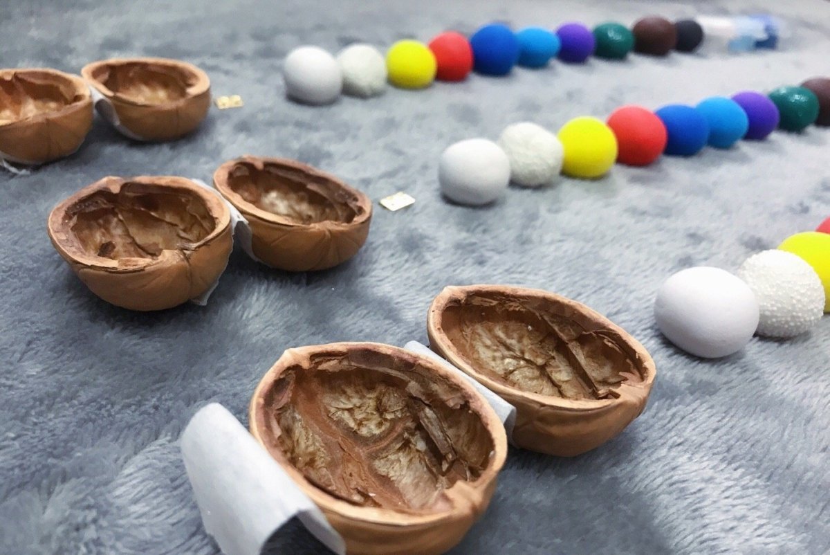 NATUREHAVEN – Handgjord dockhus av valnötskal för unik miniatyrdekoration