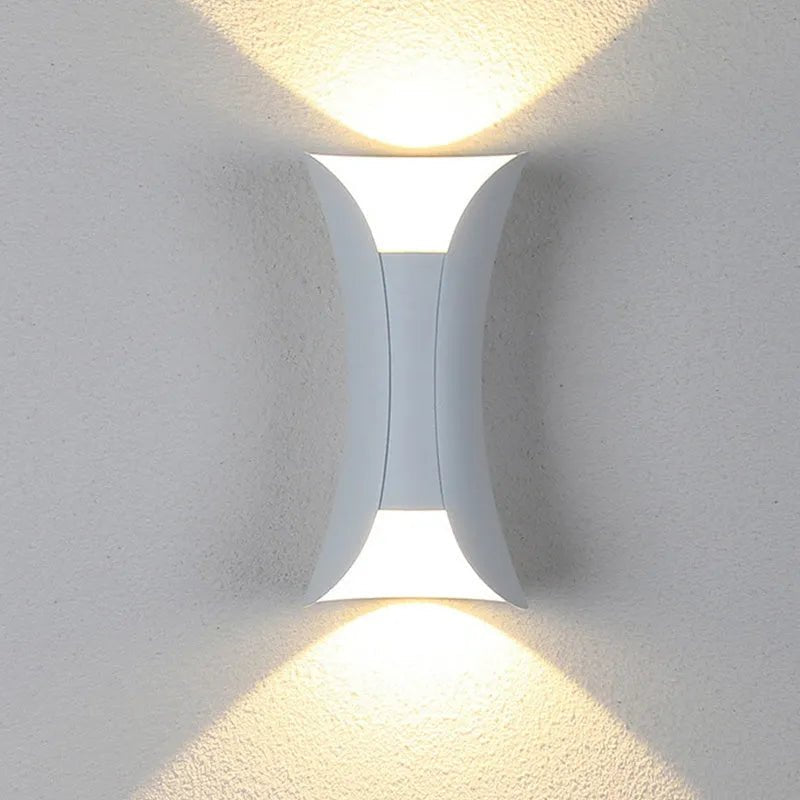 ORR CURVED LED VÄGGLAMPA - Väderbeständig utomhusbelysning med elegant, modern design