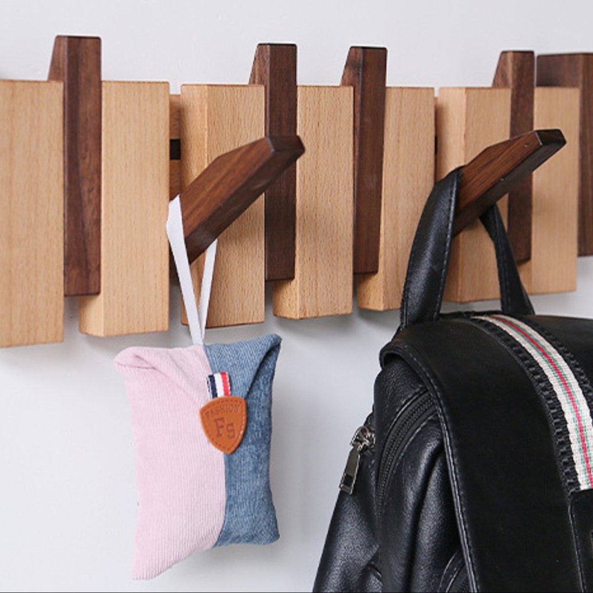 Pianohang - Platsbesparande vägggarderob med vikbara krokar i pianodesign