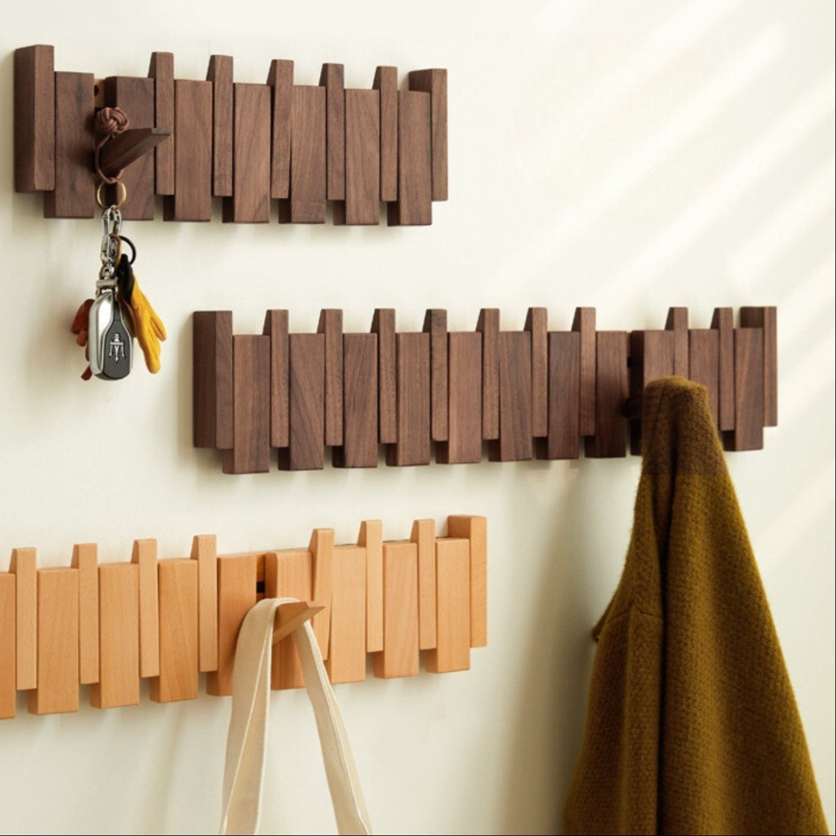 Pianohang - Platsbesparande vägggarderob med vikbara krokar i pianodesign