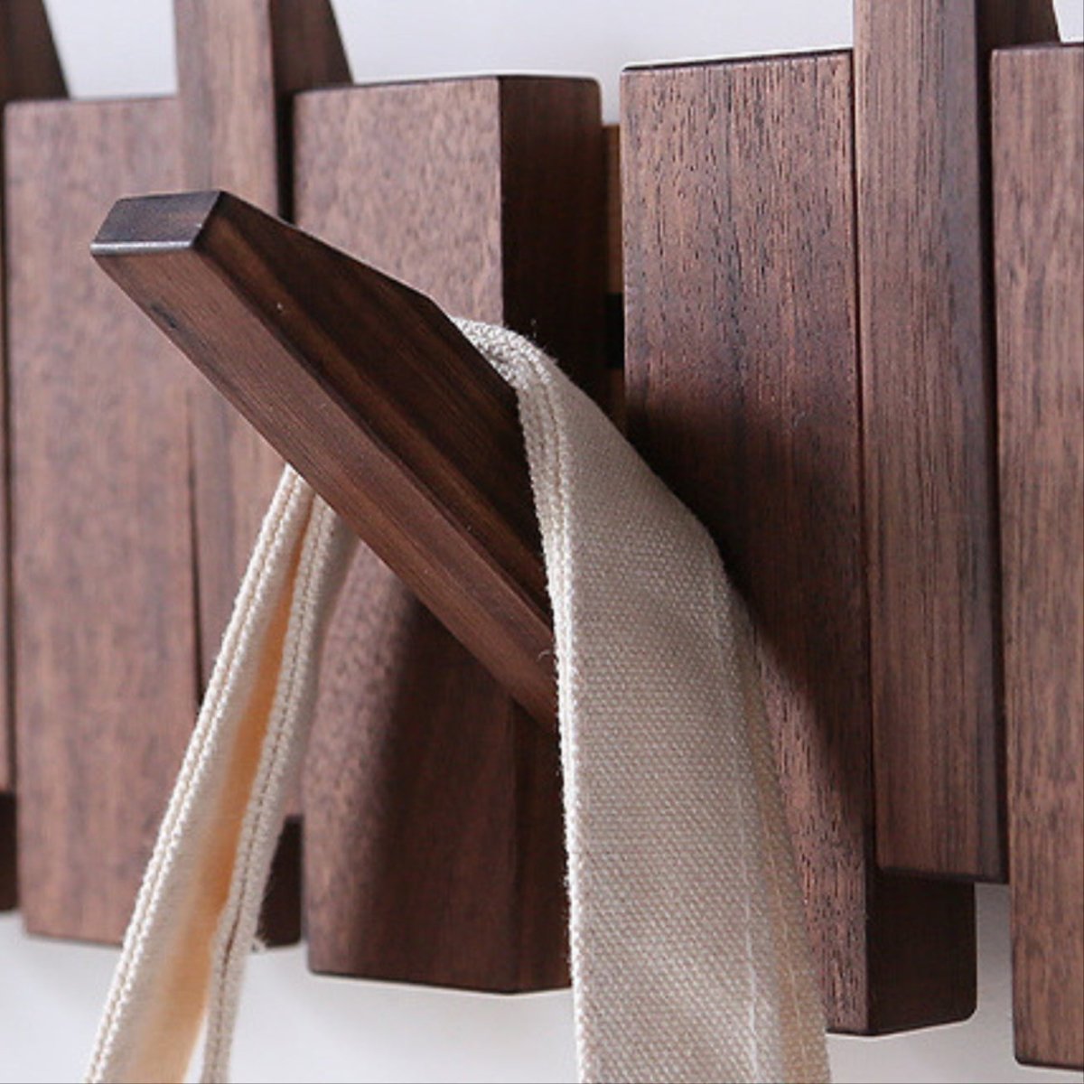 Pianohang - Platsbesparande vägggarderob med vikbara krokar i pianodesign