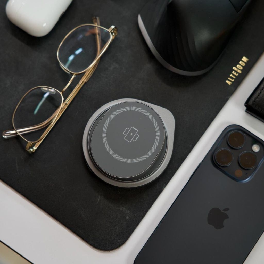 Trådlös laddningsstation med vikbar stativ