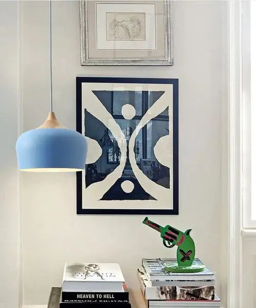 Carvallo - Hängande Metall och Trä i Mjuka Pastellnyanser