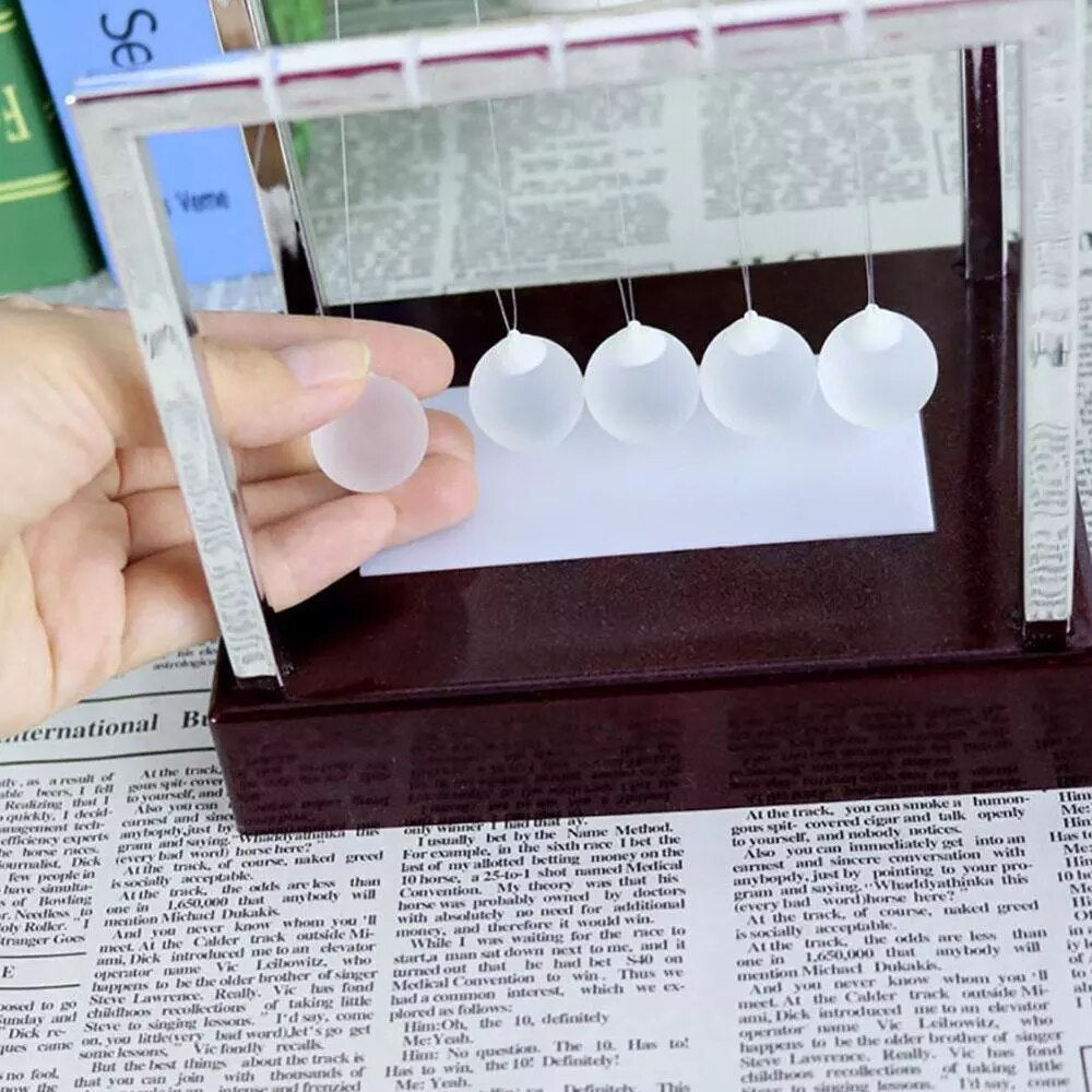 NeoMotion – LED Newtons Pendel för Hypnotiserande Rörelse och Ljuslek