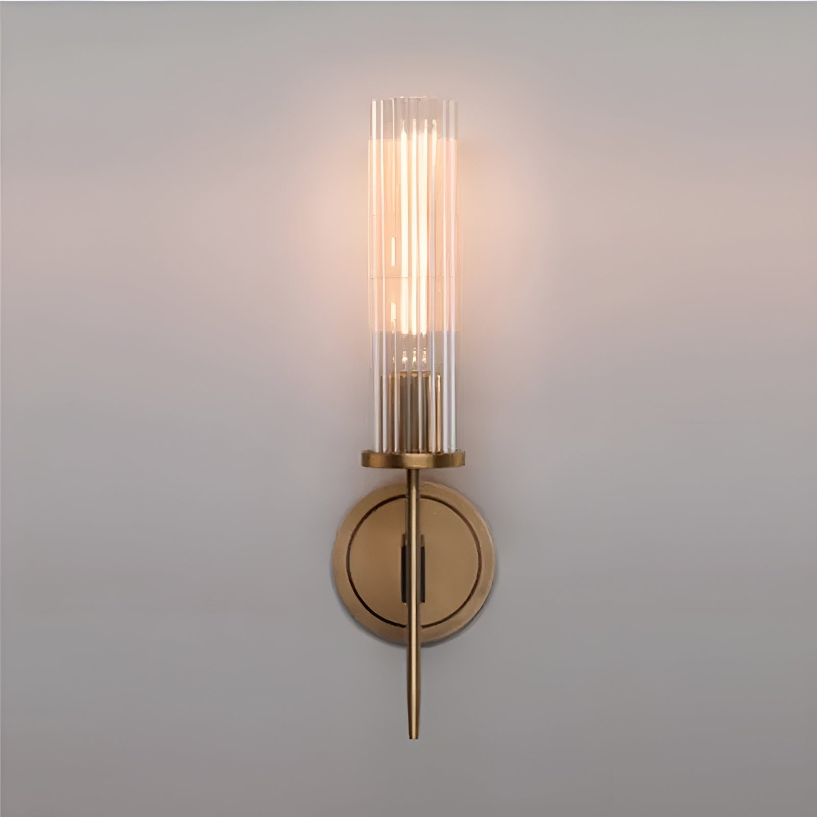 Modern vägglampa – kopparfinish & ribbat glas för stiliga accenter