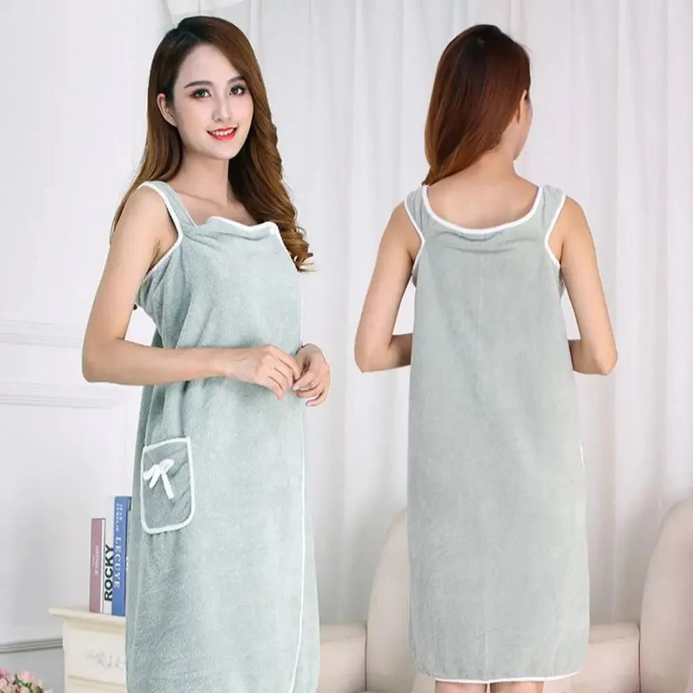 Mjuk dambadrock - Andningsbar korallröd fleecbadrock med axelbar design och tryckknappsöppning för hemmet, spa eller strand