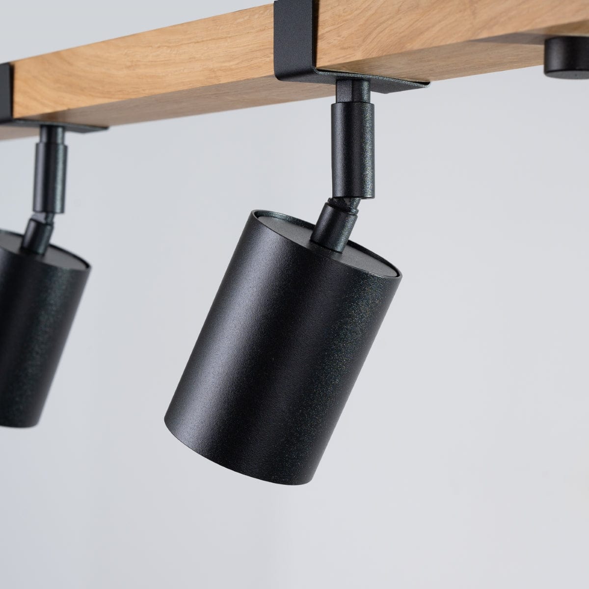 Fager Taklampa - 4-Ljus Svart - Riktad Belysning - Naturträ & Metall - Justerbara Skärmar - Stort Skandinaviskt Design - Energibesparande