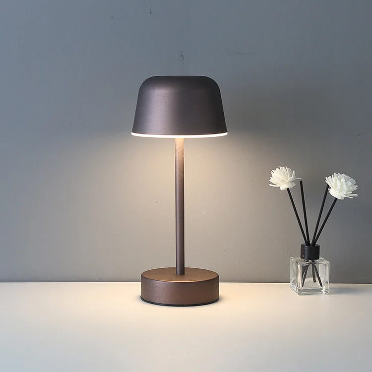 Bordslampa med modernt metall dimbar design